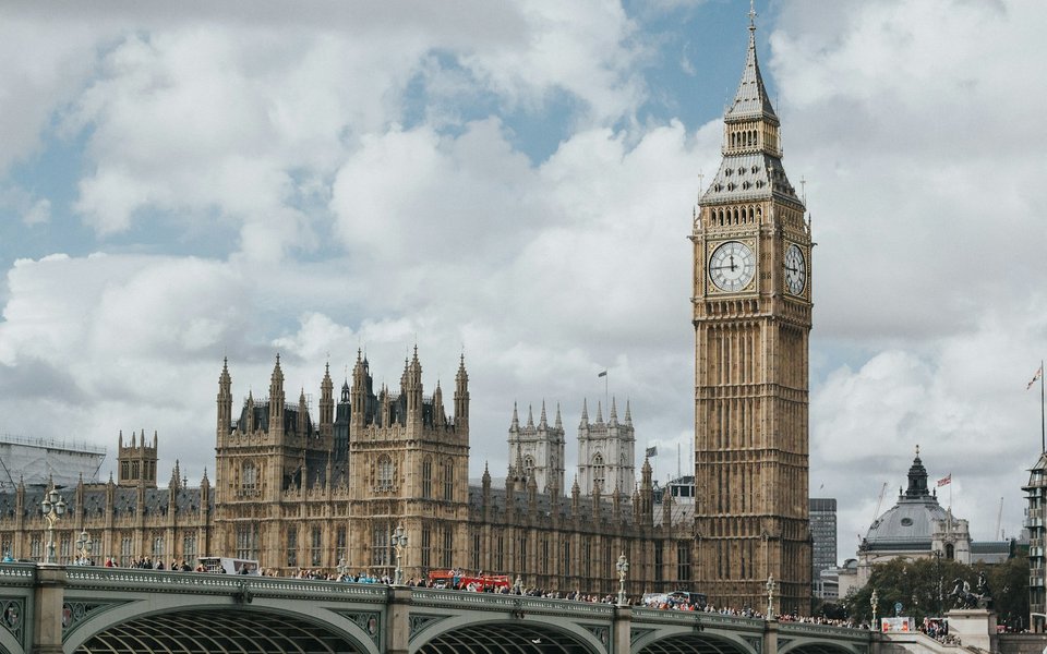 Big Ben and the Houses of Parliament for cheap European flights from the U.S.